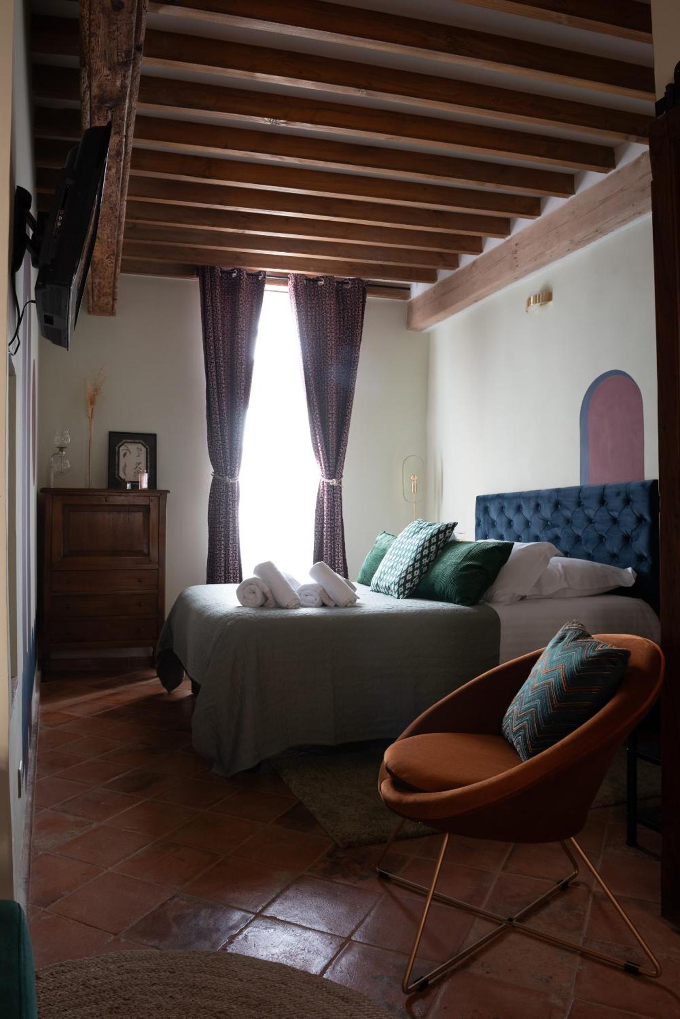 La Maison D'En Bas Des Seigneurs Cucuron Room photo