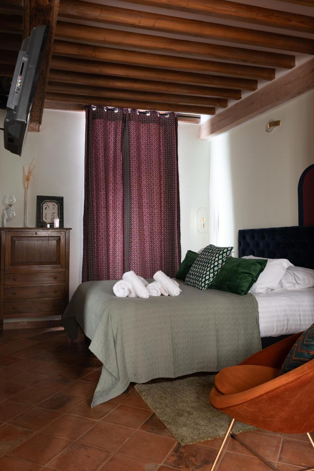La Maison D'En Bas Des Seigneurs Cucuron Room photo